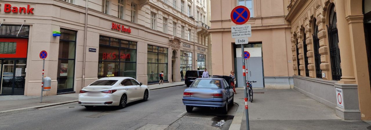 Taxi fährt durch die Wiener Renngasse