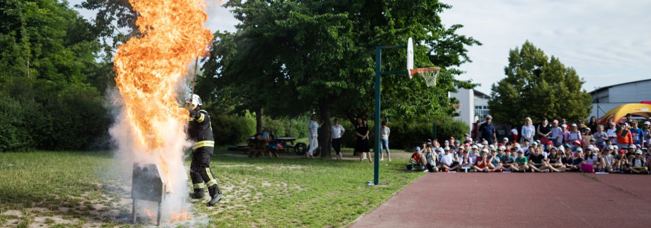 Die Feuerwehr demonstriert Schulkindern einen Fettbrand.