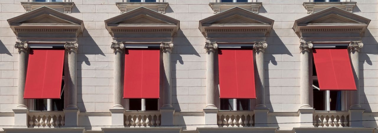 Historische Fassade mit Markisen