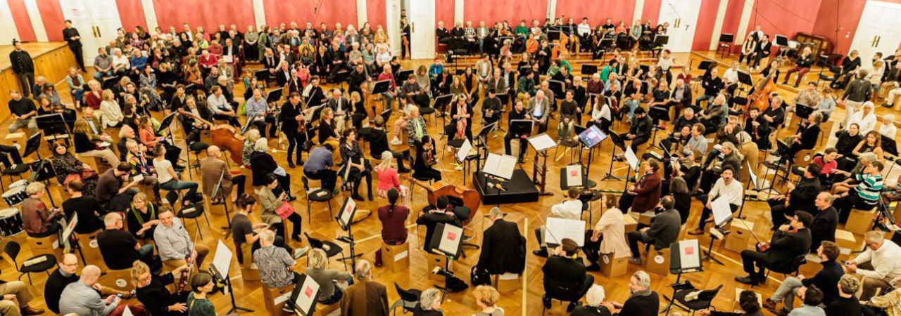 Eröffnungskonzert Wien Modern 2024, Publikum und Orchester sind dabei gemeinsam im Saal verteilt.