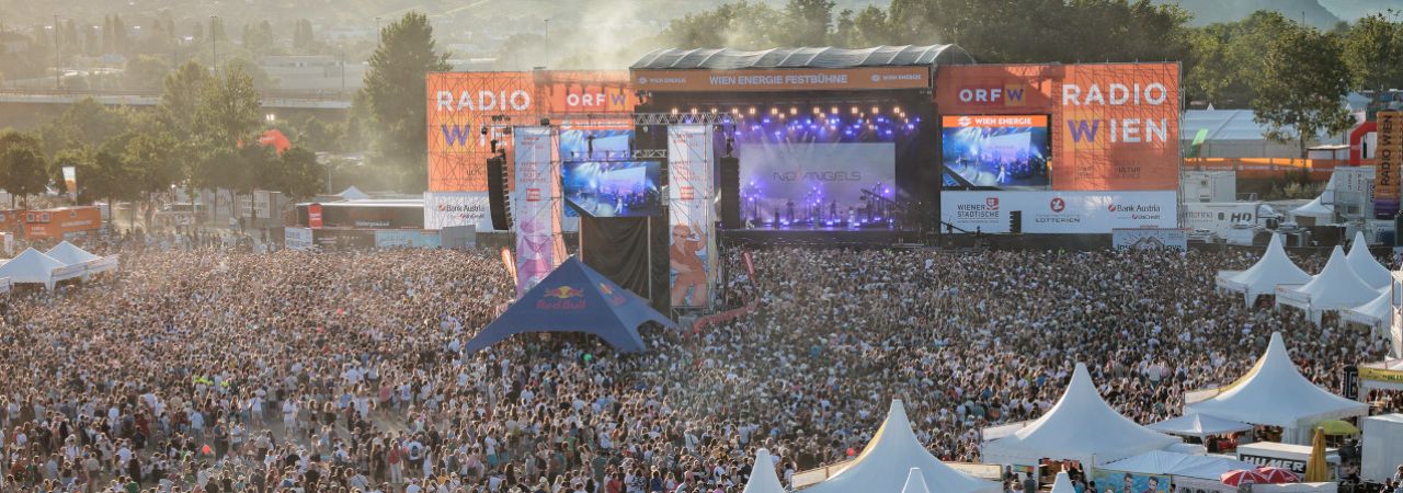 Donauinselfest 2025 - Menschenmenge vor einer Bühne