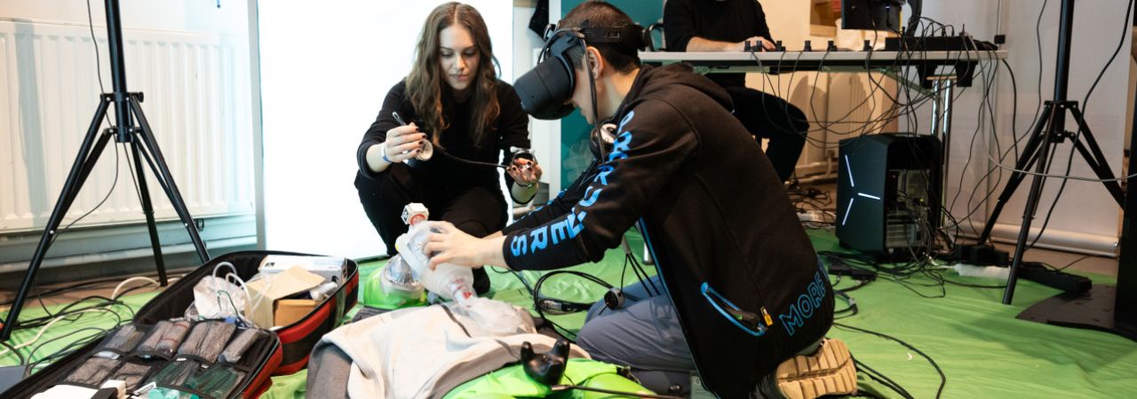 Zwei Jugendliche testen die Virtuelle Realität bei den Digital Days.