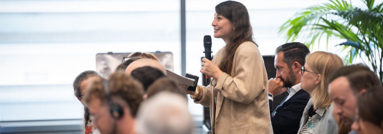Eine Dame aus dem Publikum der Eurpean Cities Conference stellt eine Frage.