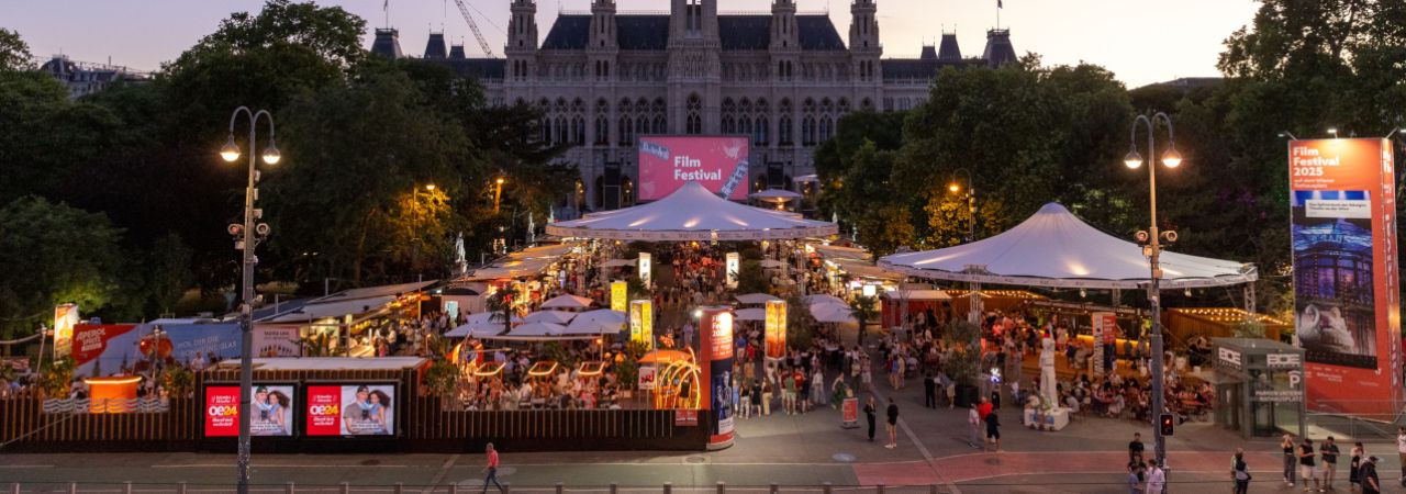 Blick vom Burgtheater auf das Film Festival am Rathausplatz