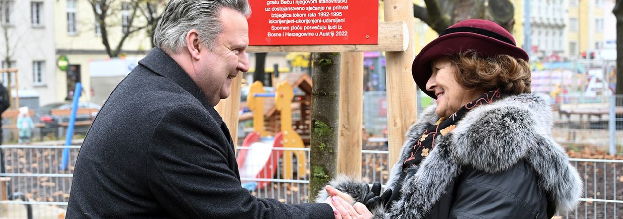 Bürgermeister Michael Ludwig (li.) dankt der Präsidentin des Frauenforums 'Mimosen', Azra Merdzan