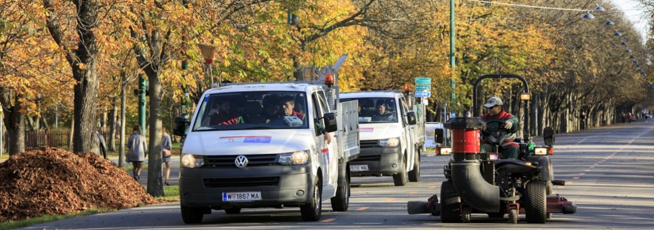 Két teherautó és egy utcaseprő autó tisztítja a Prateralleet