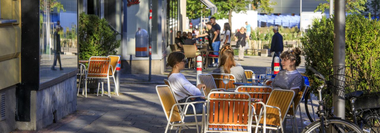 Menschen in Schanigärten