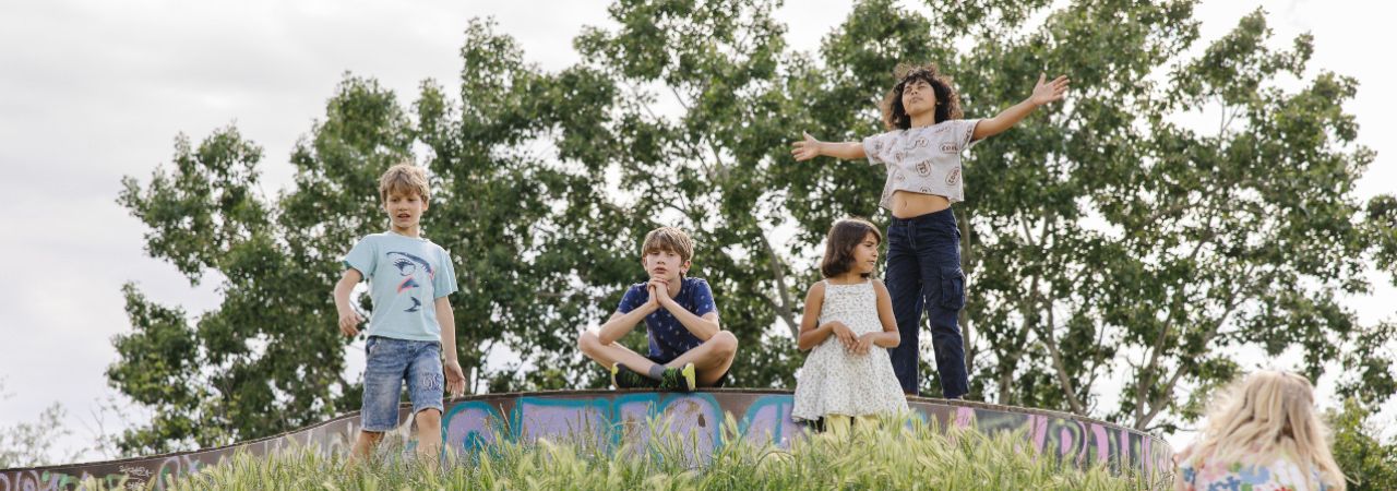 Kinder spielen auf einer bunten Wiese