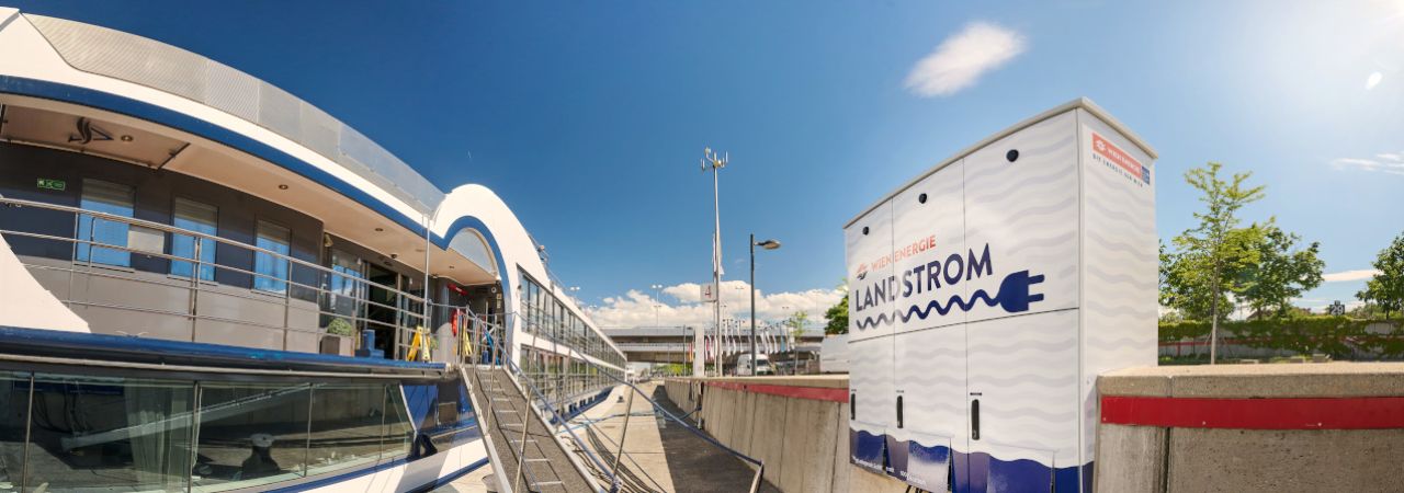 Angelegtes Schiff neben der Landstrom-Anlage