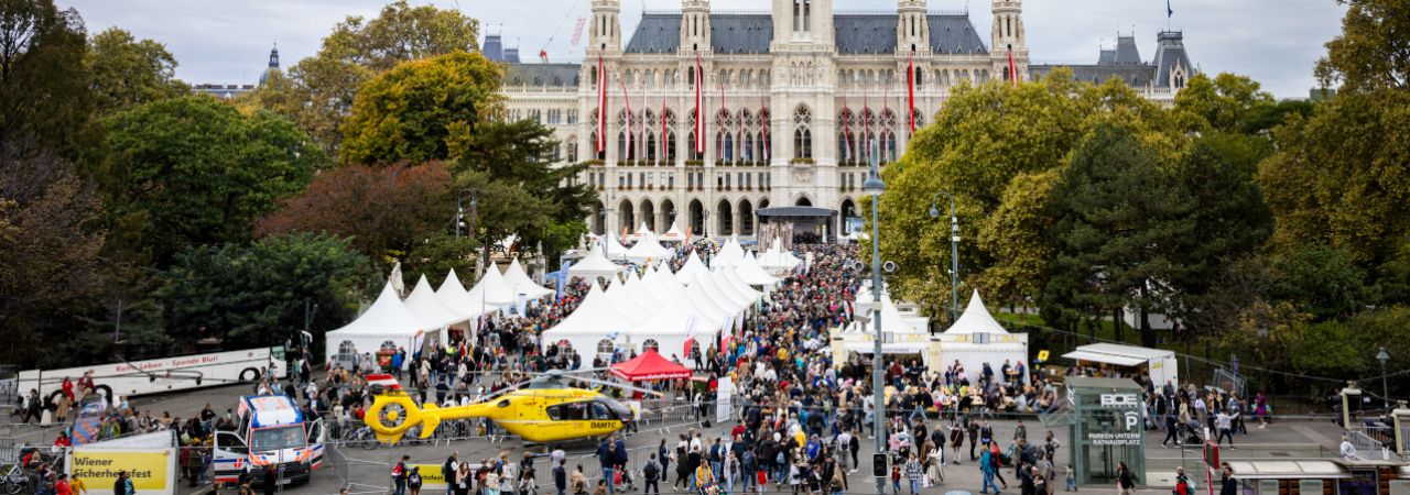 Ansicht des Sicherheitsfests am Rathausplatz